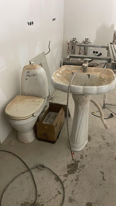 Унитаз и раковина Б/У