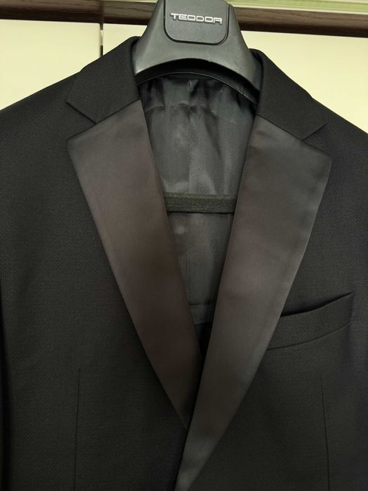 Официален черен мъжки костюм