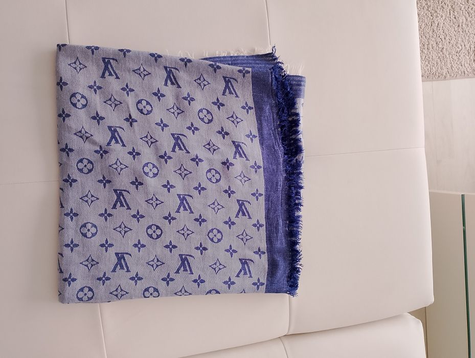 Vând esarfa unisex ,fashion, produs de calitate, produs de import.mate