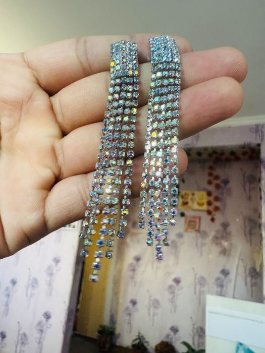 Роскошные серебристые серьги с блестящими камнями
