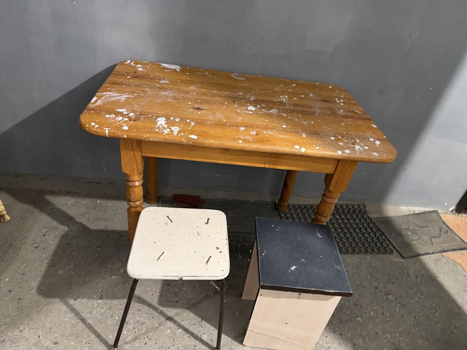 Продам деревянный стол и 2 стула.