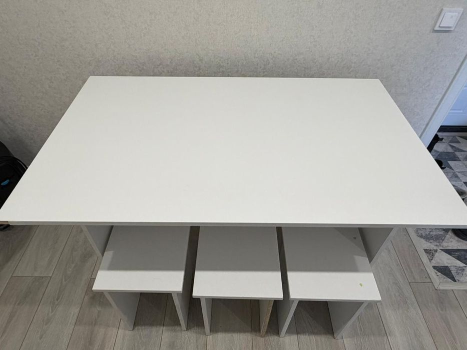 Продается стол с табуретками