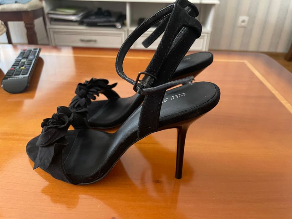 Босоножки черные