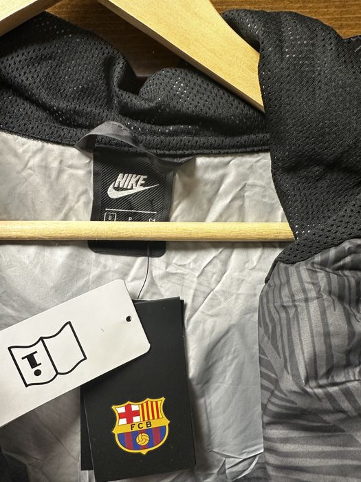 Vand pelerina de ploaie NiKE