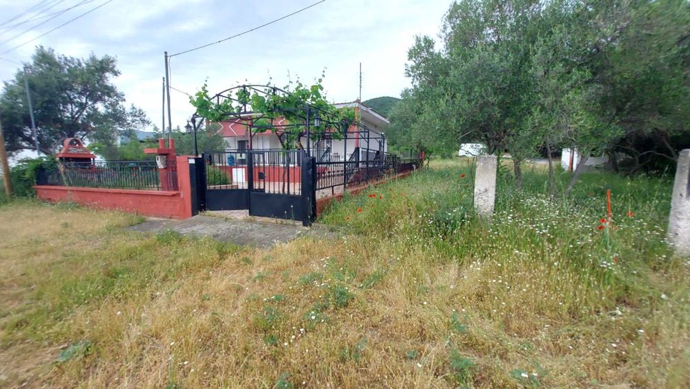 Продава къща с площ 79 м2 и двор 200 м2 в Аспровалта, Гърция