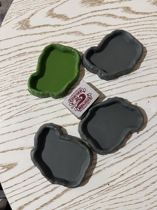 Поилки или кормушки для риптилий или других животных