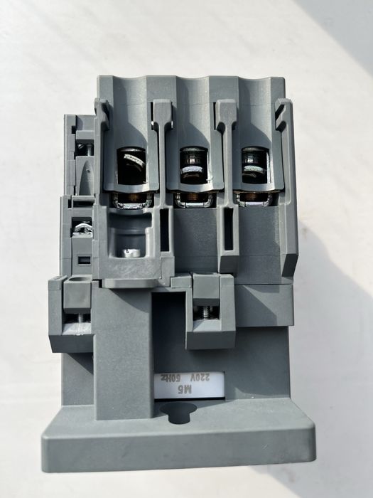 контактор Schneider Electric LC1N65.