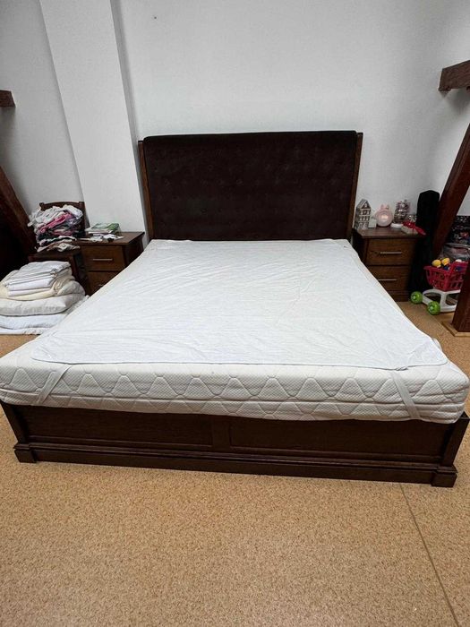 Pat matrimonial din lemn masiv cu saltea și tăblie tapițată 180x200 cm