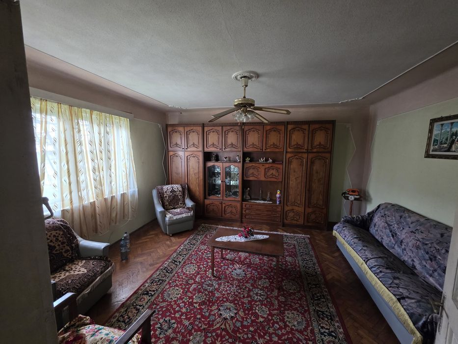 Vând Casa de locuit și teren