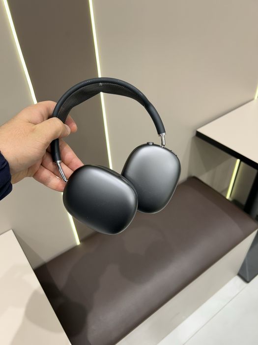 Air Pods Max.