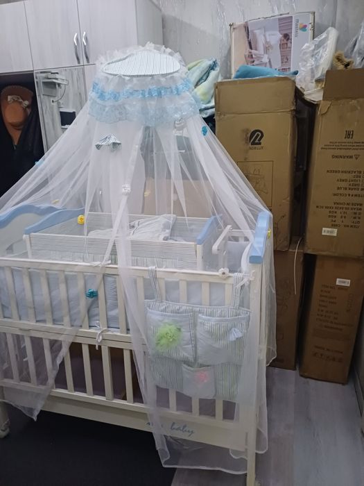 Продаётся фирменный кровать с люлки