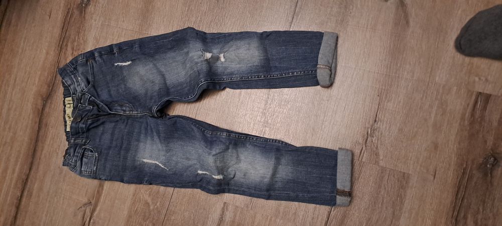 Продавам лот от дрехи за момче.