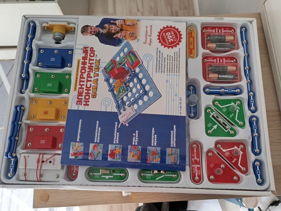 Продам электронный коструктор Знаток