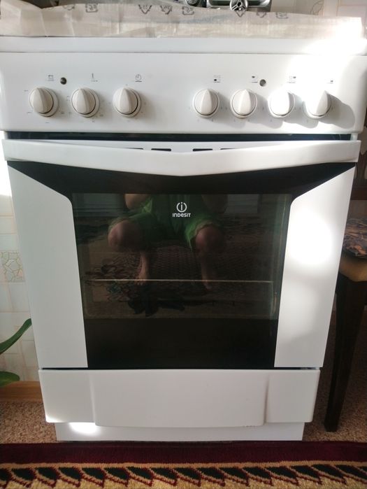 Продам эл.плиту Indesit