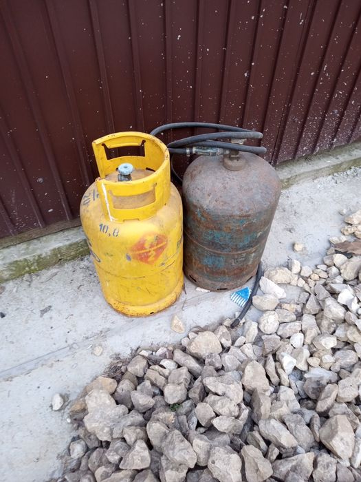 Vând 2 butelii aragaz