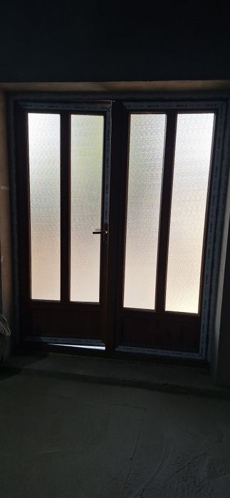продам пластикову дверь двухдверную.