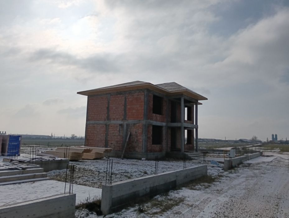 Casa la roșu   in constructie Blejoi .Loturi teren intravilan.
