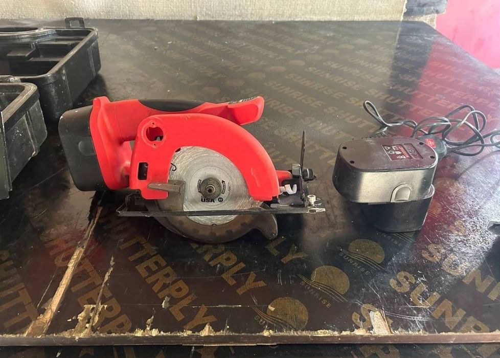 Ръчен циркуляр на батерии внос от Англия перфектно състояние