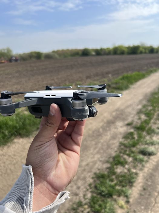 Vând drona dji spark o baterie +inălțătoare cumparate +cutie