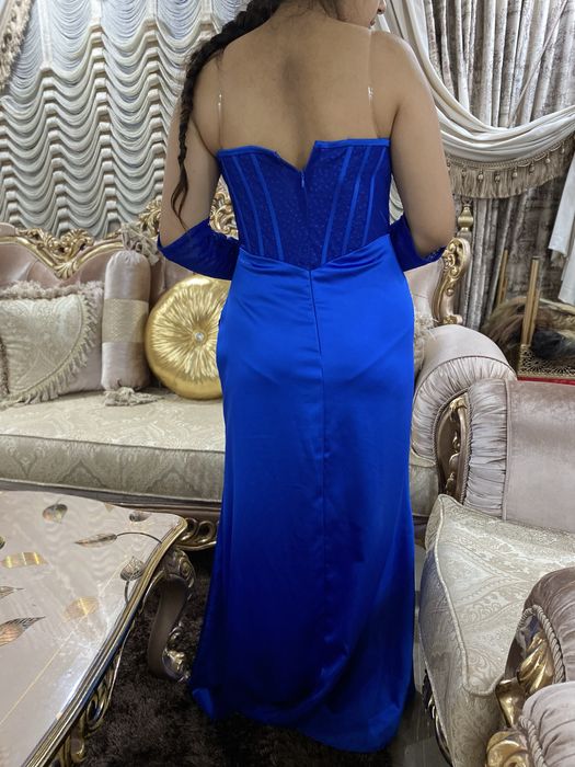 Роклята е чисто ново полвин час е носена