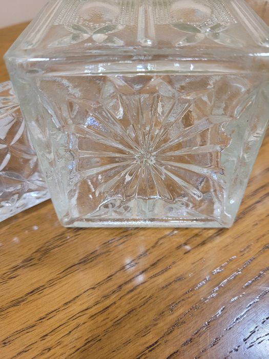 Стъклена бутилка за алкохол с квадратна тапа