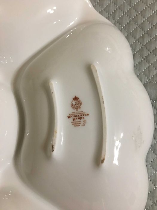 2 броя Английски порцелан- плата за салати и сандвичи