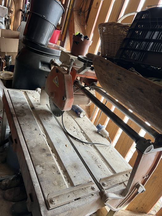 Masina de taiat cu apa. Piatra. Pavaj.Marmura etc