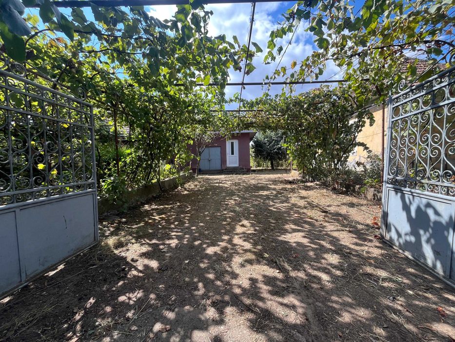Casă de vânzare în Izimșa, comuna Obârșia de Câmp, jud. Mehedinți – teren 2.000 mp.