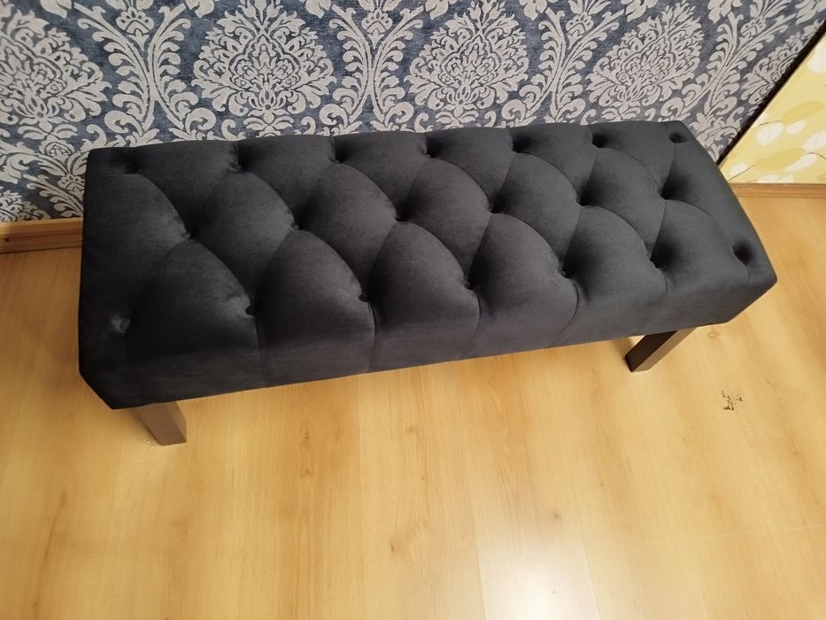 Vând băncuță, canapeluță tapițată , Chesterfield,din catifea, negru