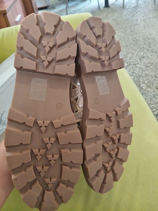 Златисти ежедневни обувки