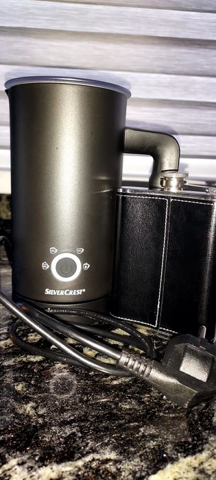 Aparat pentru făcut spumă din lapte,termose și recipient piele