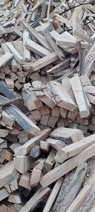 Vând deșeuri pentru foc