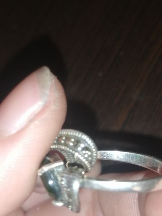 Сребърен пръстен с зелен диамант