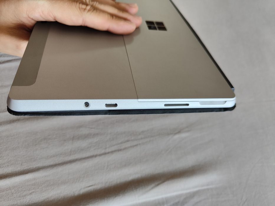 Microsoft surface go 2 8gb ram, 128gb, m3 8100y, model 1926