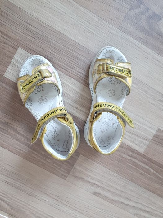 Продам сандали на девочку