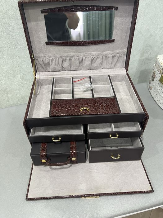 Шкатулка для украшении