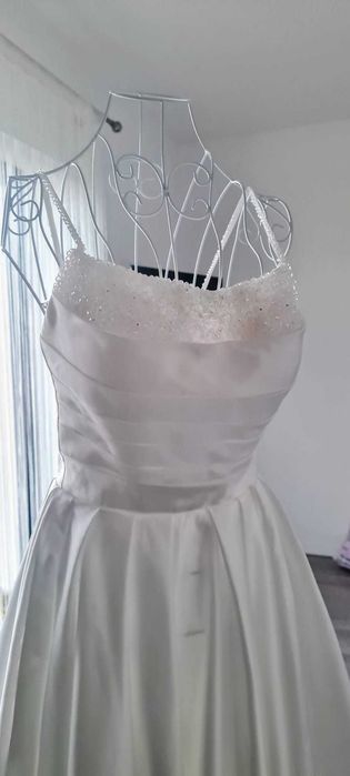 Rochie de mireasa tip printesa, cu pietre in zona decolteului