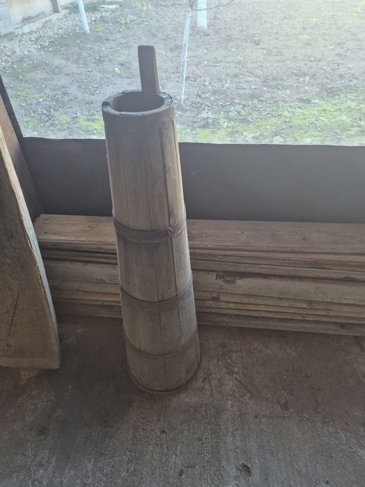 Стар съд за биене на масло