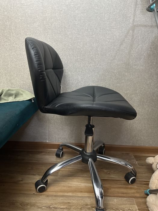 Стул на колесиках