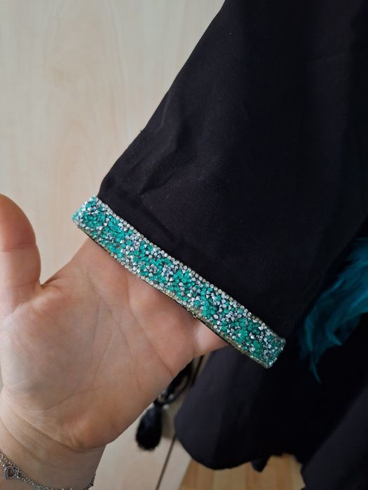 Rochie neagra cu pene turcoaz