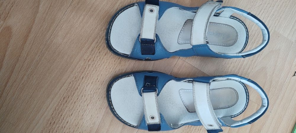 Vând sandale pentru  băieți din piele naturala .