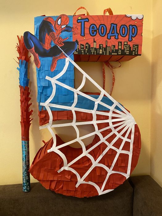 Пинята с лакомства с тема по избот