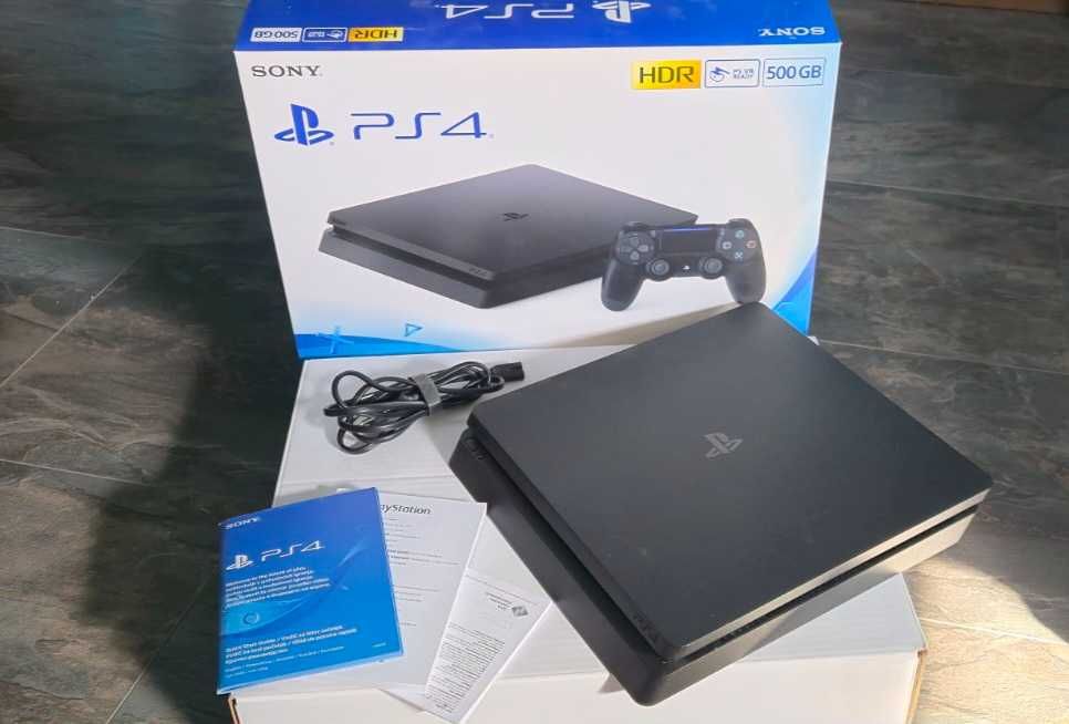 PlayStation 4 Slim + 3 игри (Battlefront 2, Minecraft, DOOM Eternal)