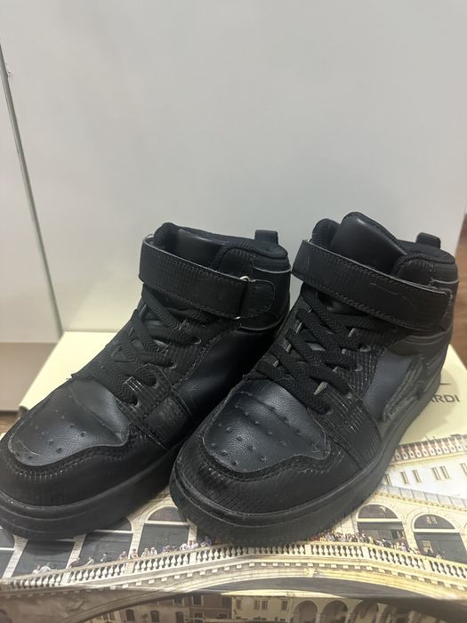 Продам детские кроссовки