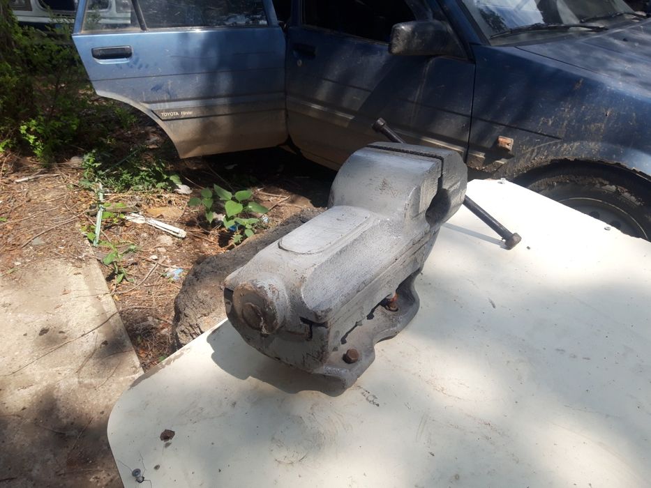 Продам тиски слесарные