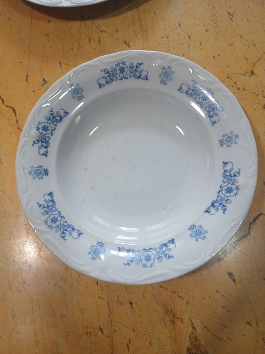 Порцеланови чинии за хранене нови