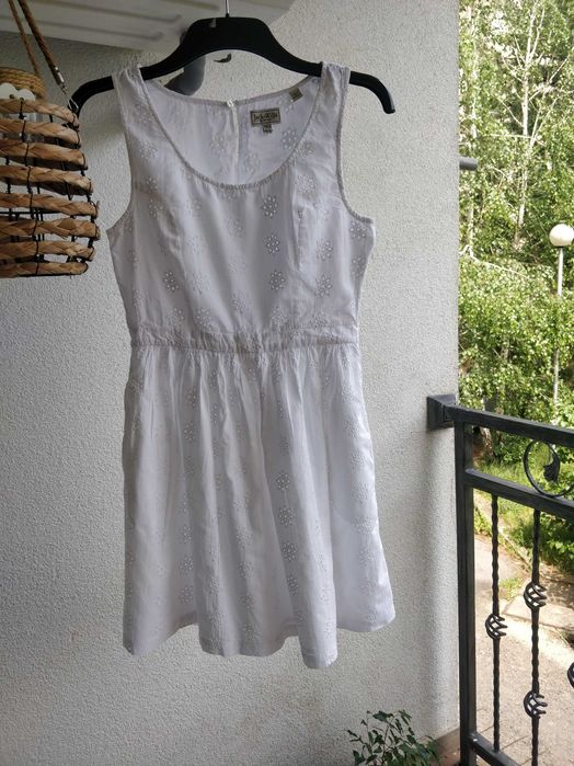 Бяла рокля, по етикет М, но доста умалена и отговаря на  S, XS