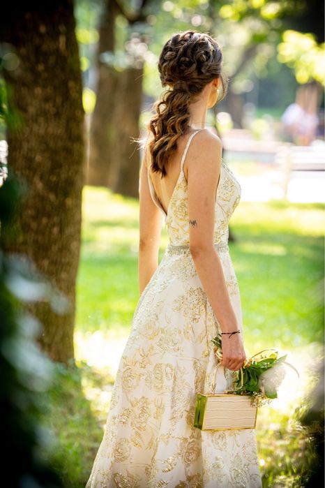 Бална рокля, кремав цвят със златни детайли