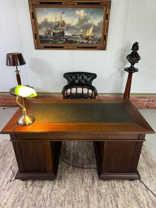 Класическо английско масивно бюро