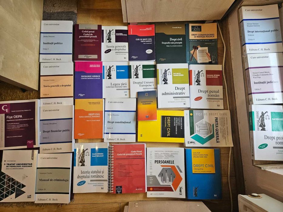 Set cărți Drept anul 1 complet + anul 2 parțial 27 volume + Constituția stare impecabilă